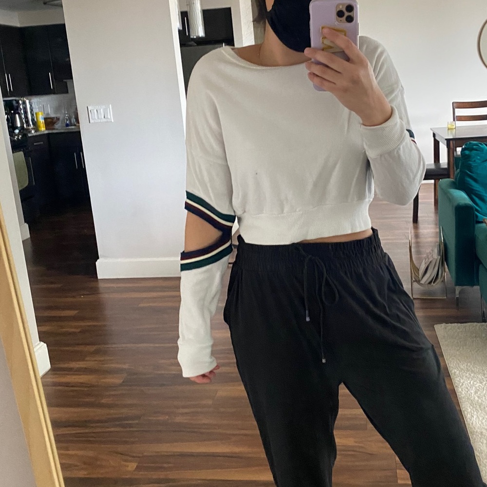 Cropped white sweatshirt w. cut out on sleeves